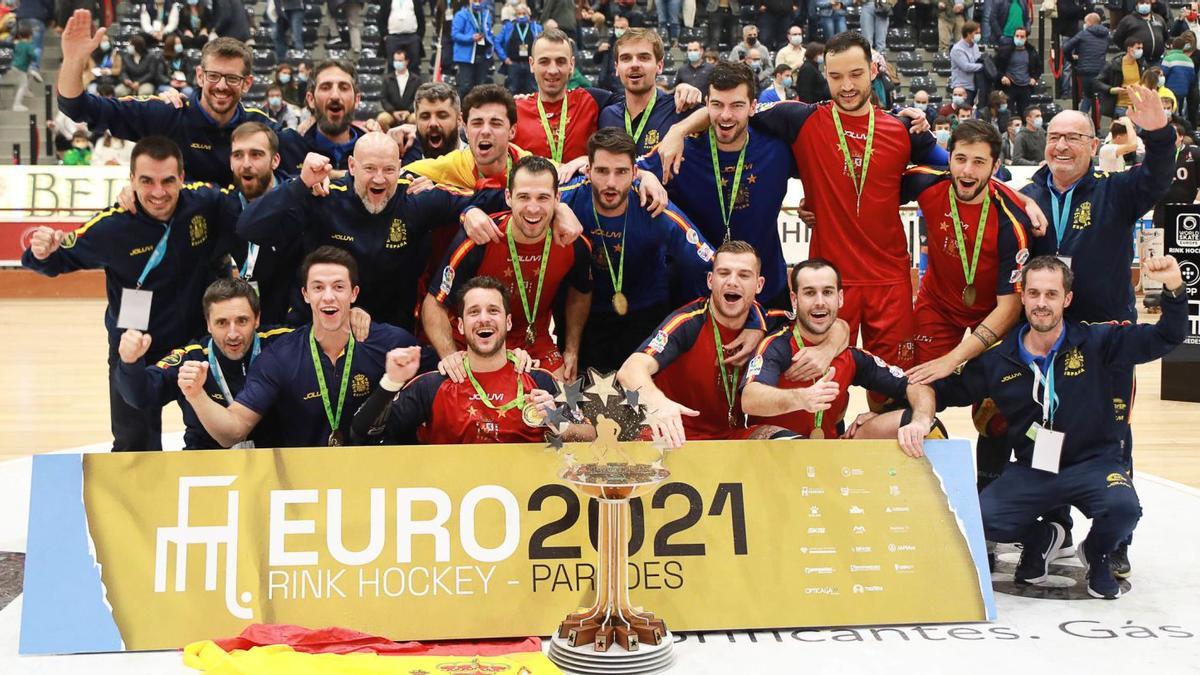 La selección española de hockey sobre patines celebra el título de campeona de Europa tras ganar ayer en Paredes la final a Francia por 2-1. |  // ANTONIO LOPES / WSEUROPE RH