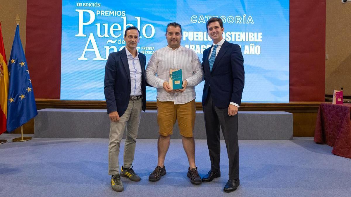 Alberto Vicente, alcalde de Aliaga, Pueblo Sostenible del Año, con Sergio Flores, de Grupo Agora, y Ramón Celma, vicepresidente primero de las Cortes de Aragón.