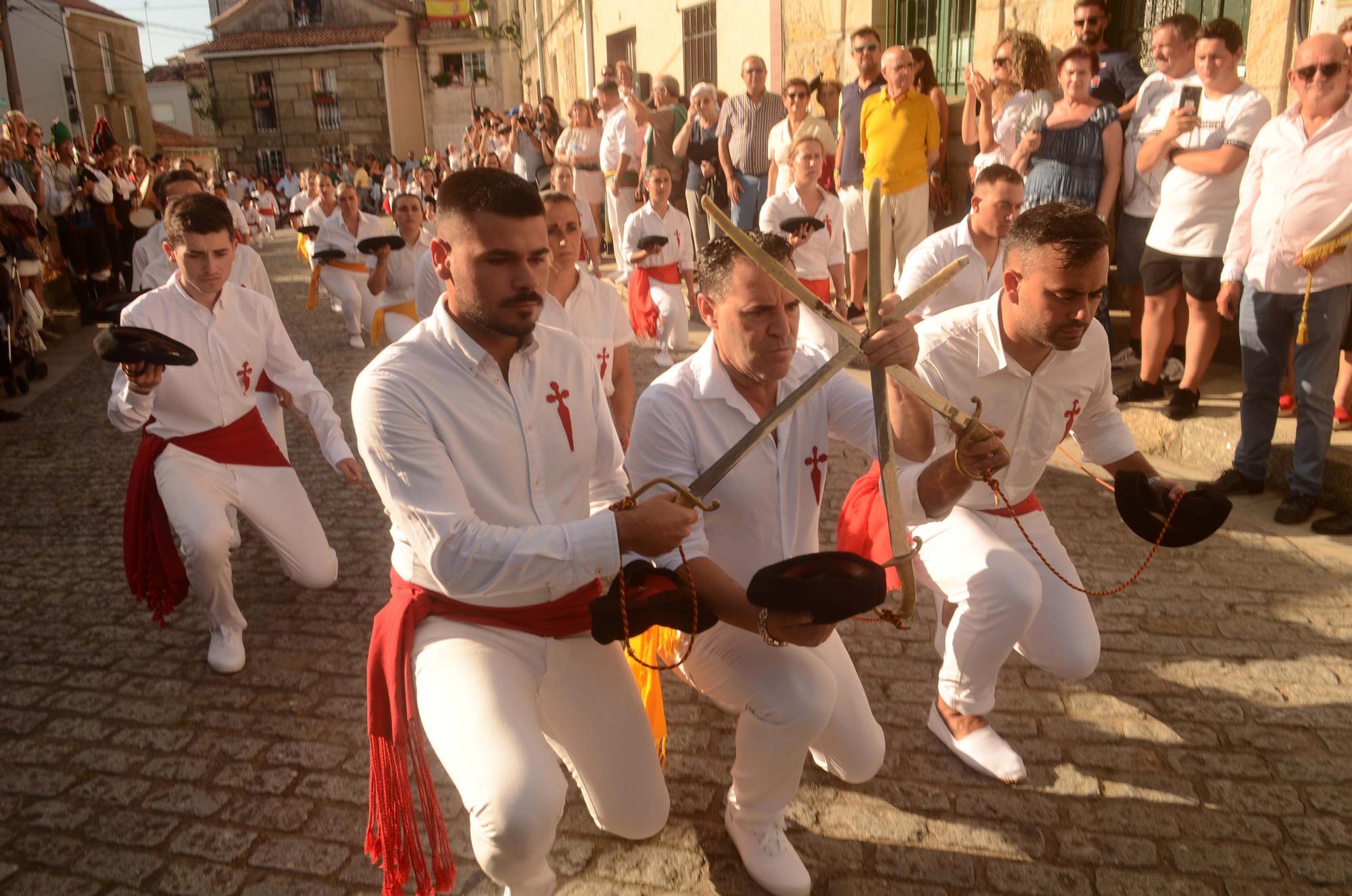 La "Danza de las Espadas" recupera en Carril todo su esplendor