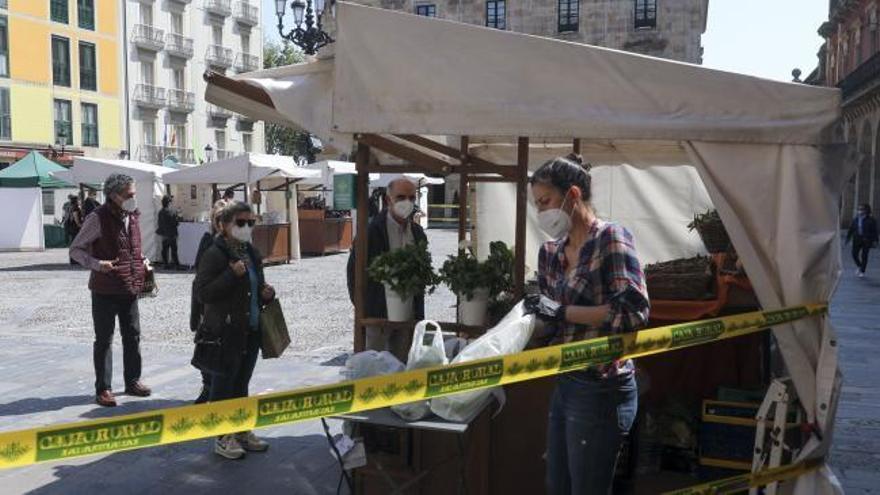 VÍDEO: El mercado artersano y ecológico de Gijón vuelve a la Plaza Mayor