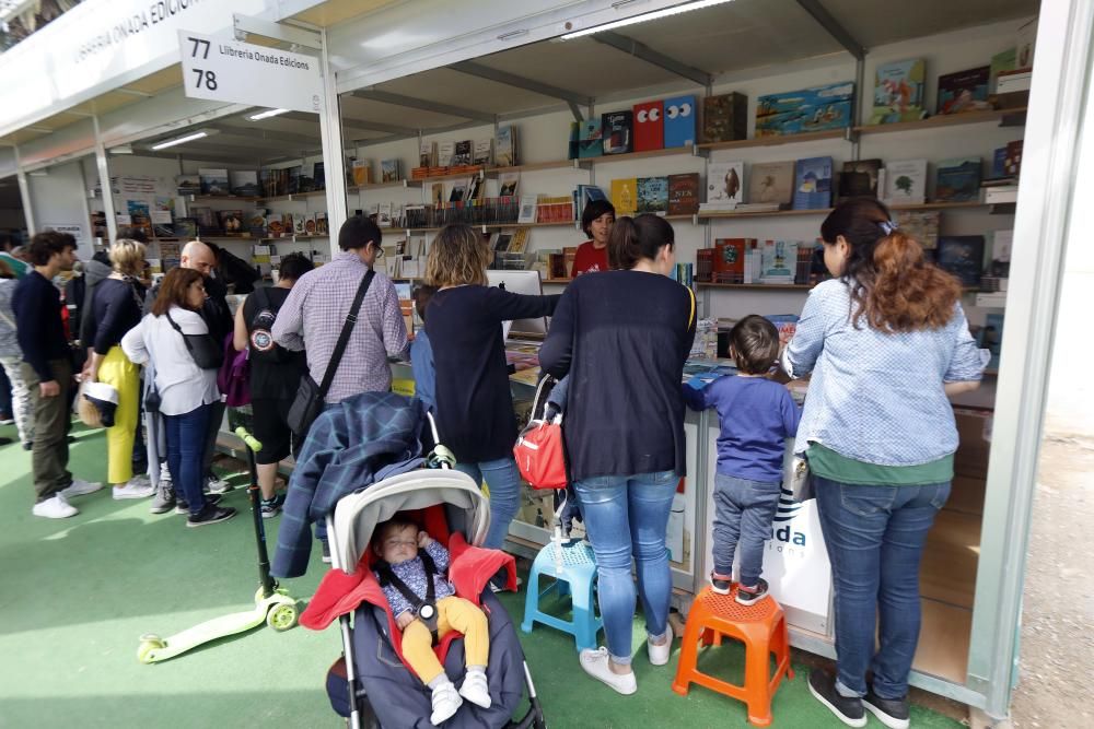 Ambiente en la Feria del Libro de València