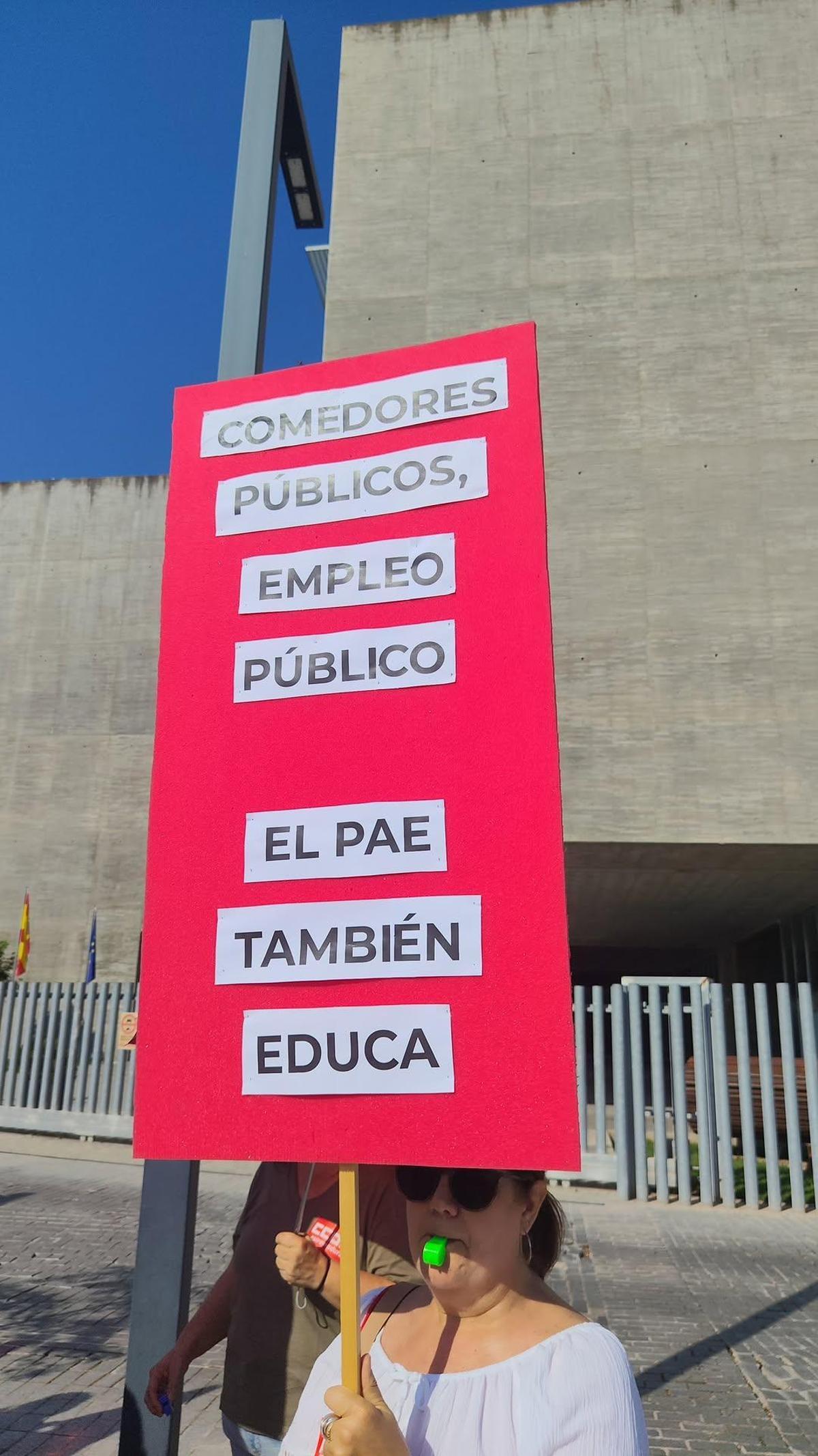 La protesta del personal de apoyo educativo ante Educación, en imágenes