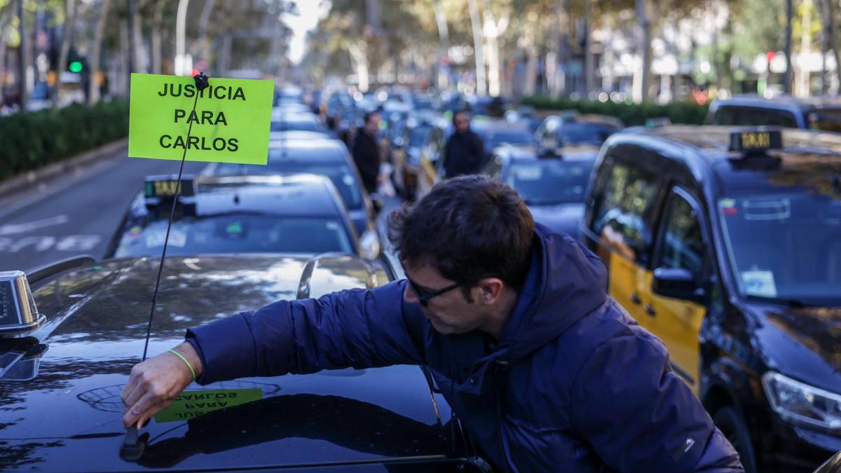 Marcha lenta de taxistas en Barcelona por la muerte de un compañero