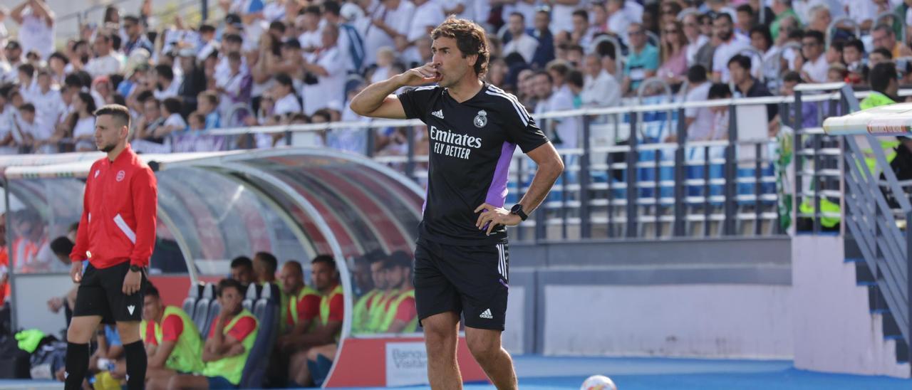 Raúl González, en la banda del Alfredo Di Stéfano, durante el encuentro entre el Real Madrid Castilla y el Córdoba CF.