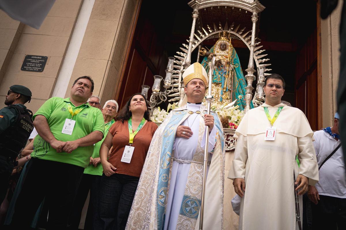 El obispo de Tenerife junto al prior de la Basílica de Candelaria, ante la Patrona de Canarias.
