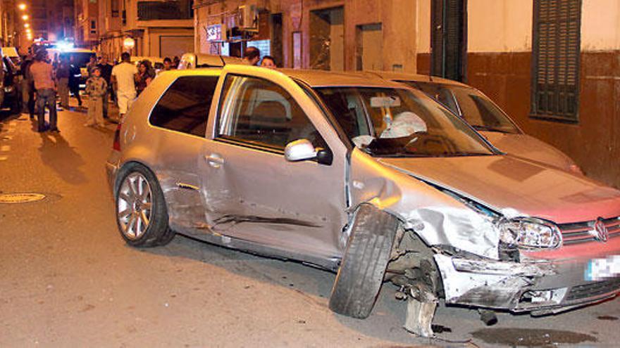 El Volkswagen gris presunto infractor y causante de la colisión múltiple.