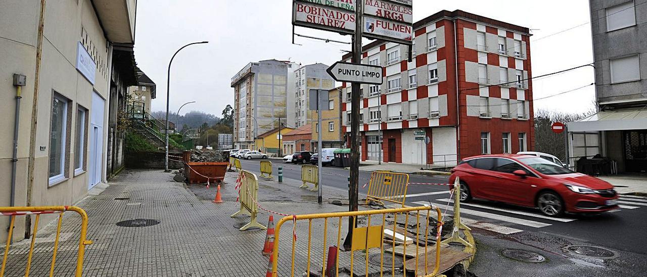 Trabajos para semaforizar el cruce de la N-640 con la Travesía de Pontevedra y la calle Marín. |  // BER./J.LALÍN