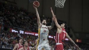 Santi Yusta trata de encestar para España.