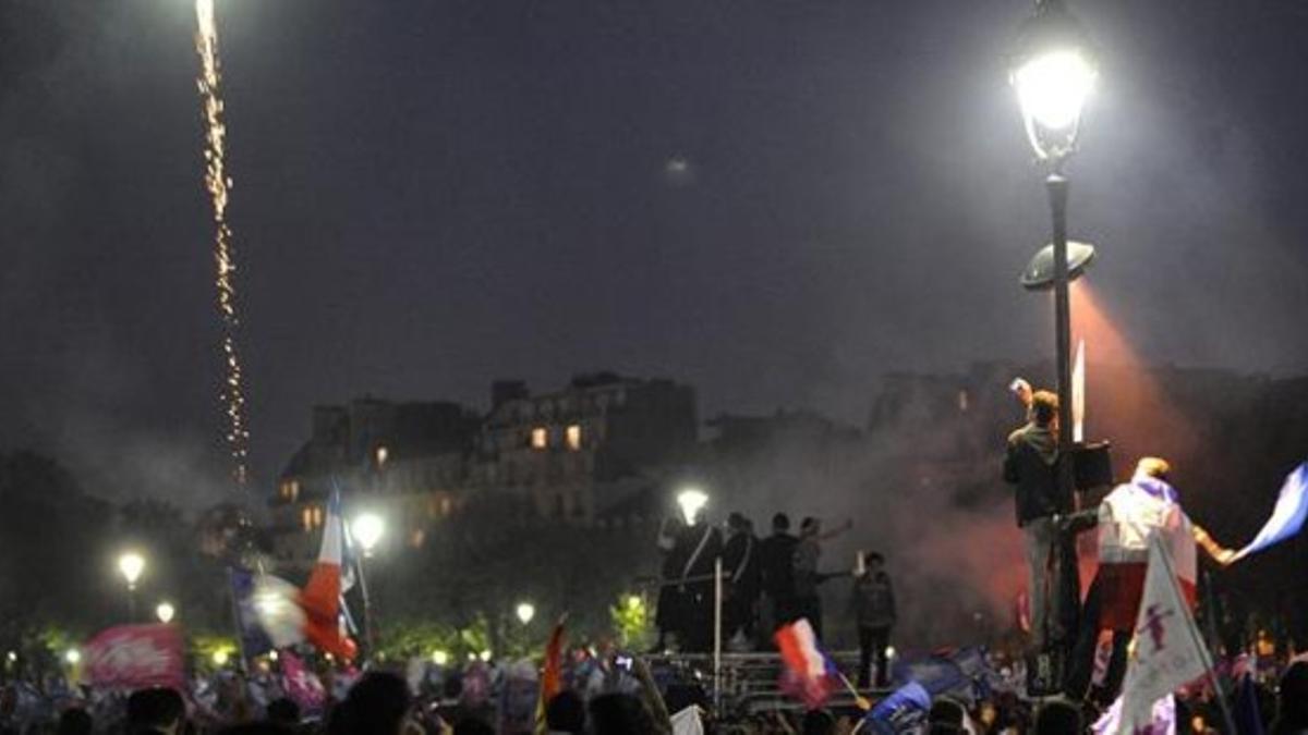 Fuegos artificiales durante la protesta contra el matrimonio gay en París, este martes.