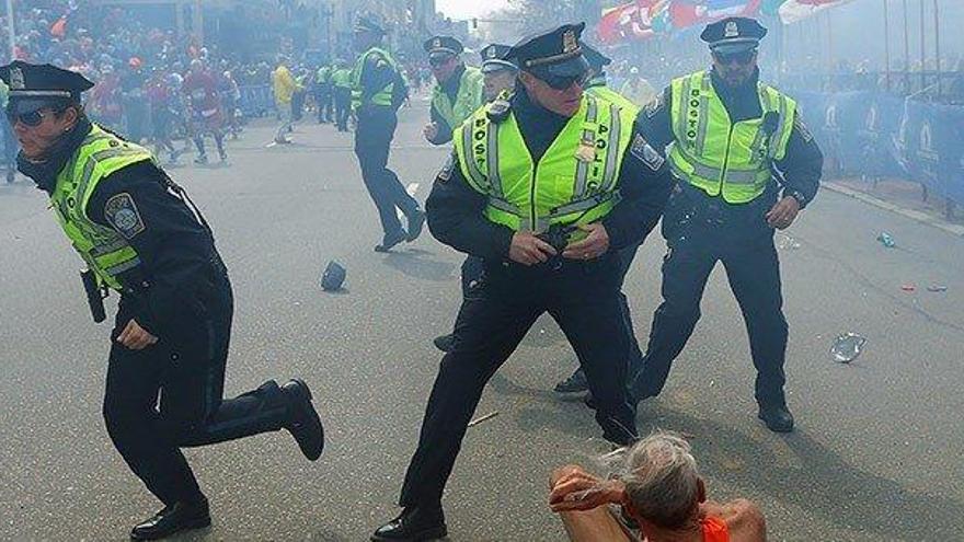 Policías durante el atetado en Boston.