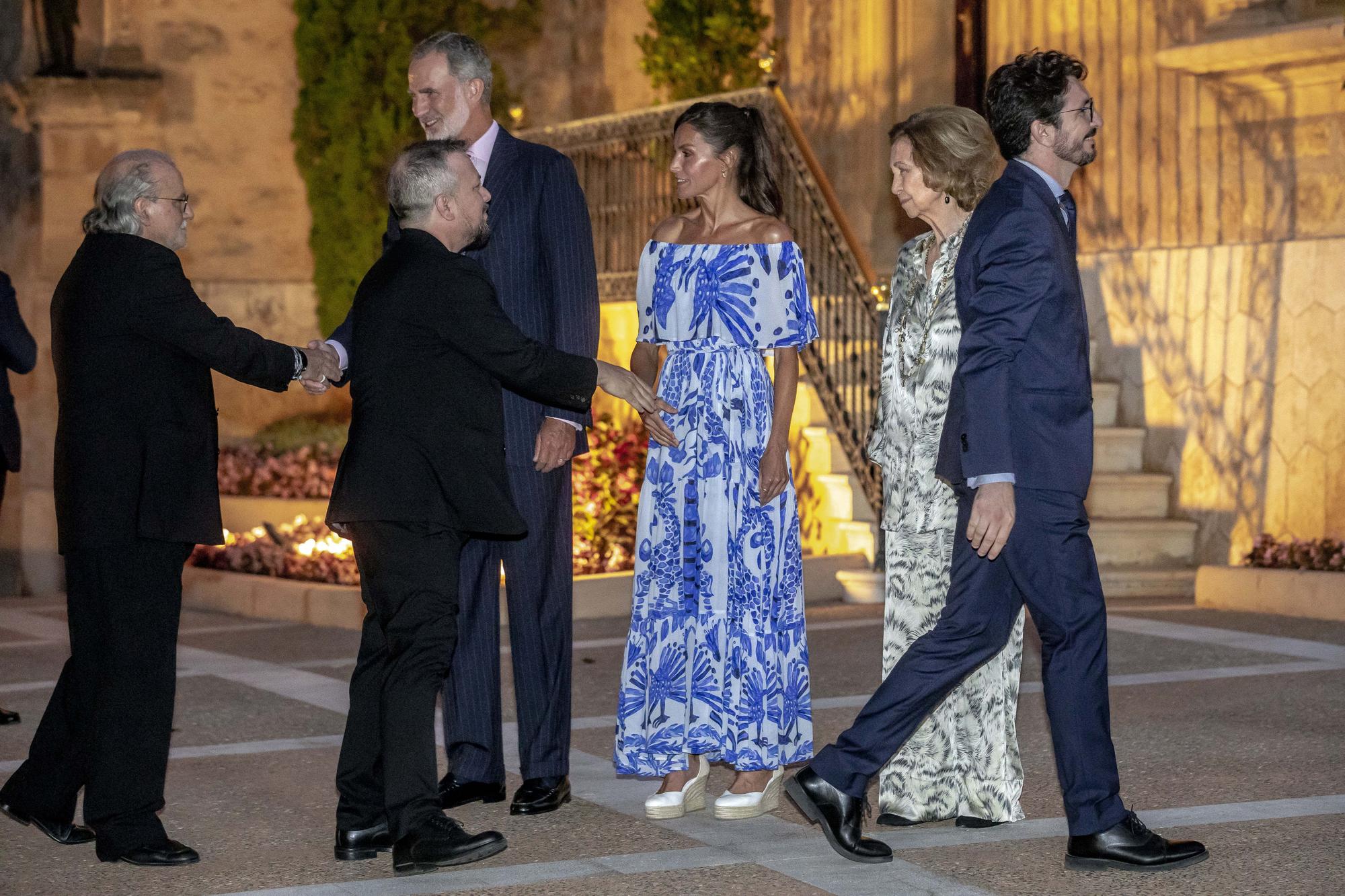 Mira aquí todas las fotos de la visita de los Reyes al Palacio Marivent para recibir a la sociedad balear