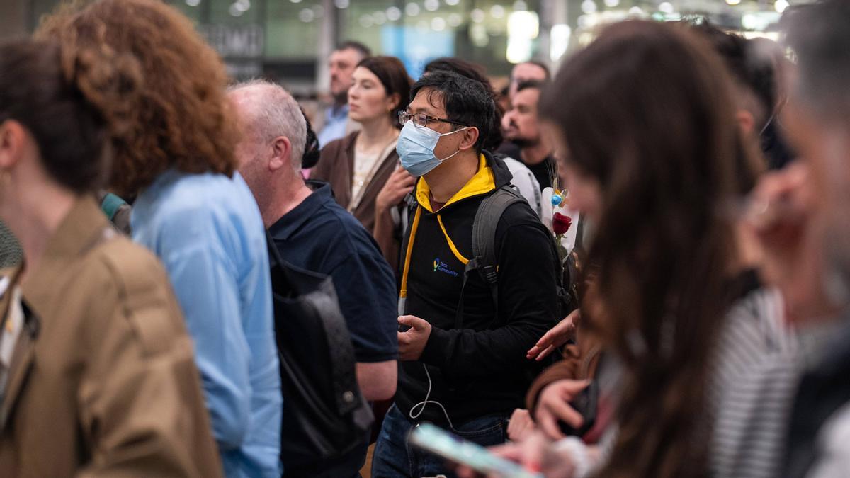 La estación de Sants intenta volver a la normalidad el día siguiente del apagón general en España