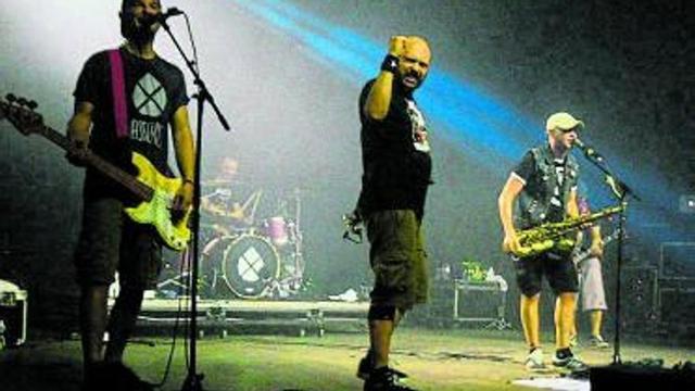 El grupo italiano Talco, en un concierto en el festival Sonrías Baixas. | GONZALO NÚÑEZ