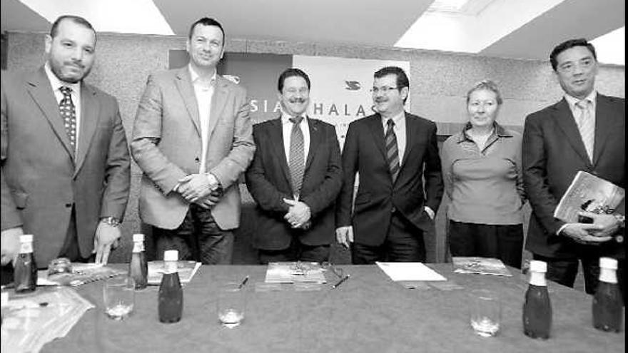 Jordi Caldeiro, Antonio Peñalver, José María García, Francisco Alfonso Guzmán, Carmen Guzmán y Javier Pérez, de izquierda a derecha, en la presentación