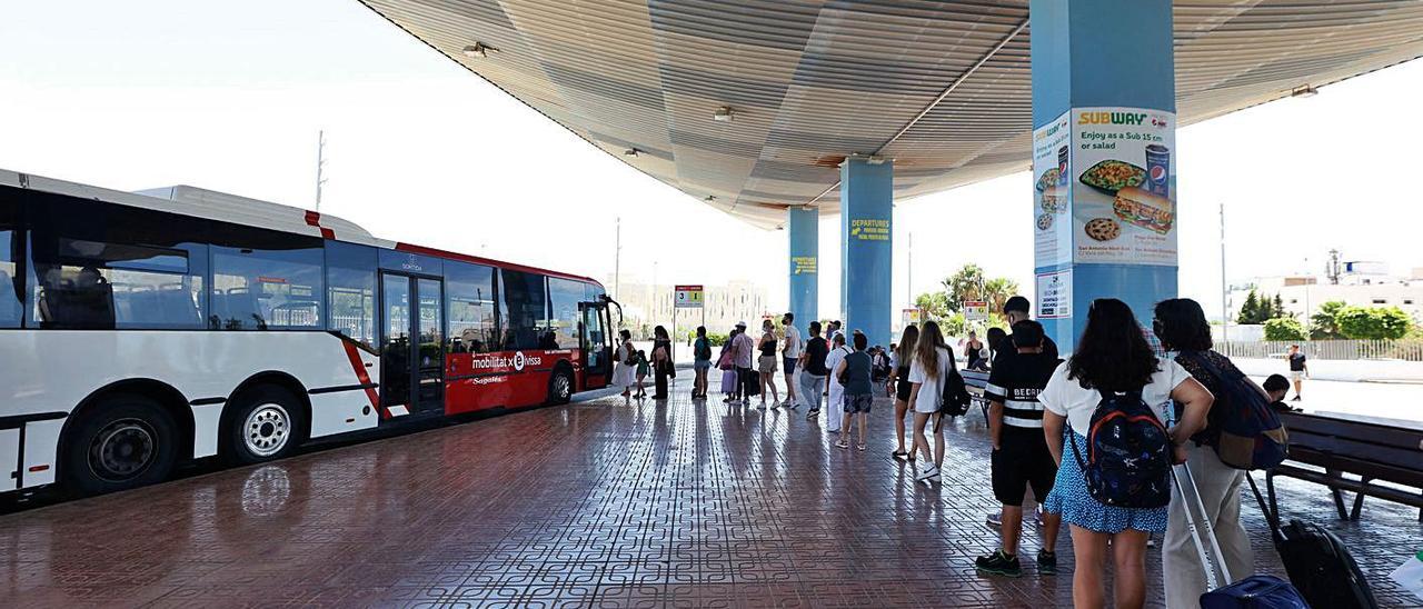 Autobuses en la parada de Sant Antoni.