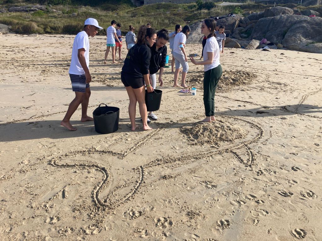 Alumnos durante la original clase de Dibujo impartida en A Lanzada.