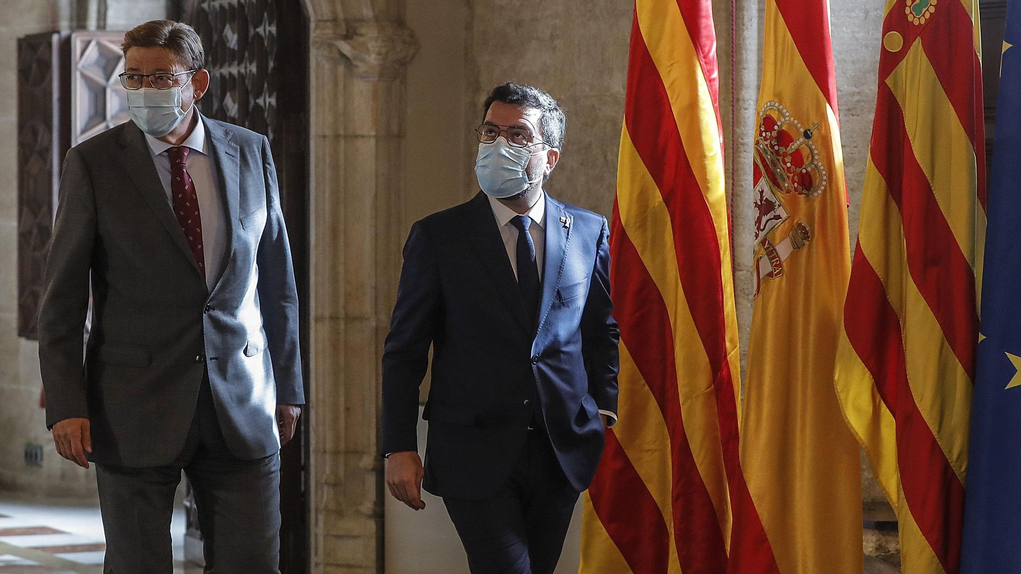 08-09-2021 El presidente de la Generalitat, Ximo Puig (i), y el presidente de la Generalitat de Cataluña, Pere Aragonés (d), en el Palau de la Generalitat valenciana, a 8 de septiembre de 2021, en Valencia, Comunidad Valenciana, (España). Este encuentro se enmarca dentro de los contactos que el presidente Puig mantiene con sus homólogos de otras comunidades autónomas entre los que destacar la reciente cumbre con las Islas Baleares o el próximo encuentro con el presidente andaluz. En la reunión de hoy Puig y Aragonès abordarán la gestión de los fondos procedentes de la Unión Europea; actuaciones en materia de infraestructuras que afectan la comunicación entre los dos territorios, reactivación económica o financiación, además de otros asuntos de interés para dos gobiernos vecinos que comparten vínculos de unión sociales, económicos y culturales, según las mismas fuentes. POLITICA Rober Solsona - Europa Press