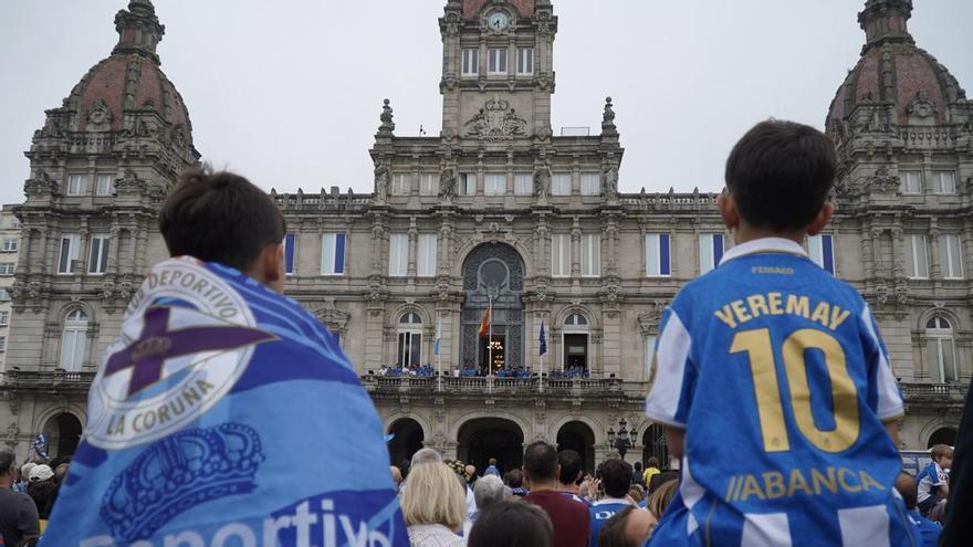 Un ascenso del Deportivo compartido entre generaciones: "Mis hijos son socios desde que nacieron"