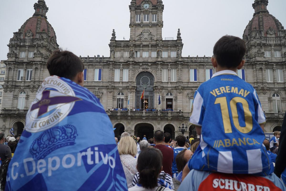 Miles de personas celebraron el ascenso con el Deportivo en la plaza de María Pita de A Coruña