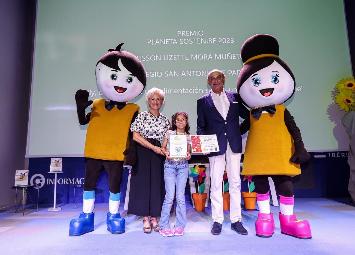 Ganadora de la categoría de Premio Planeta Sostenible, Alisson Lizette Mora Muñetón, junto con Maribel y Maximiliano Botella.