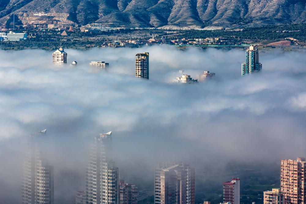 La bolsa de aire tropical marítimo unida a la baja temperatura del mar provoca una intensa bruma