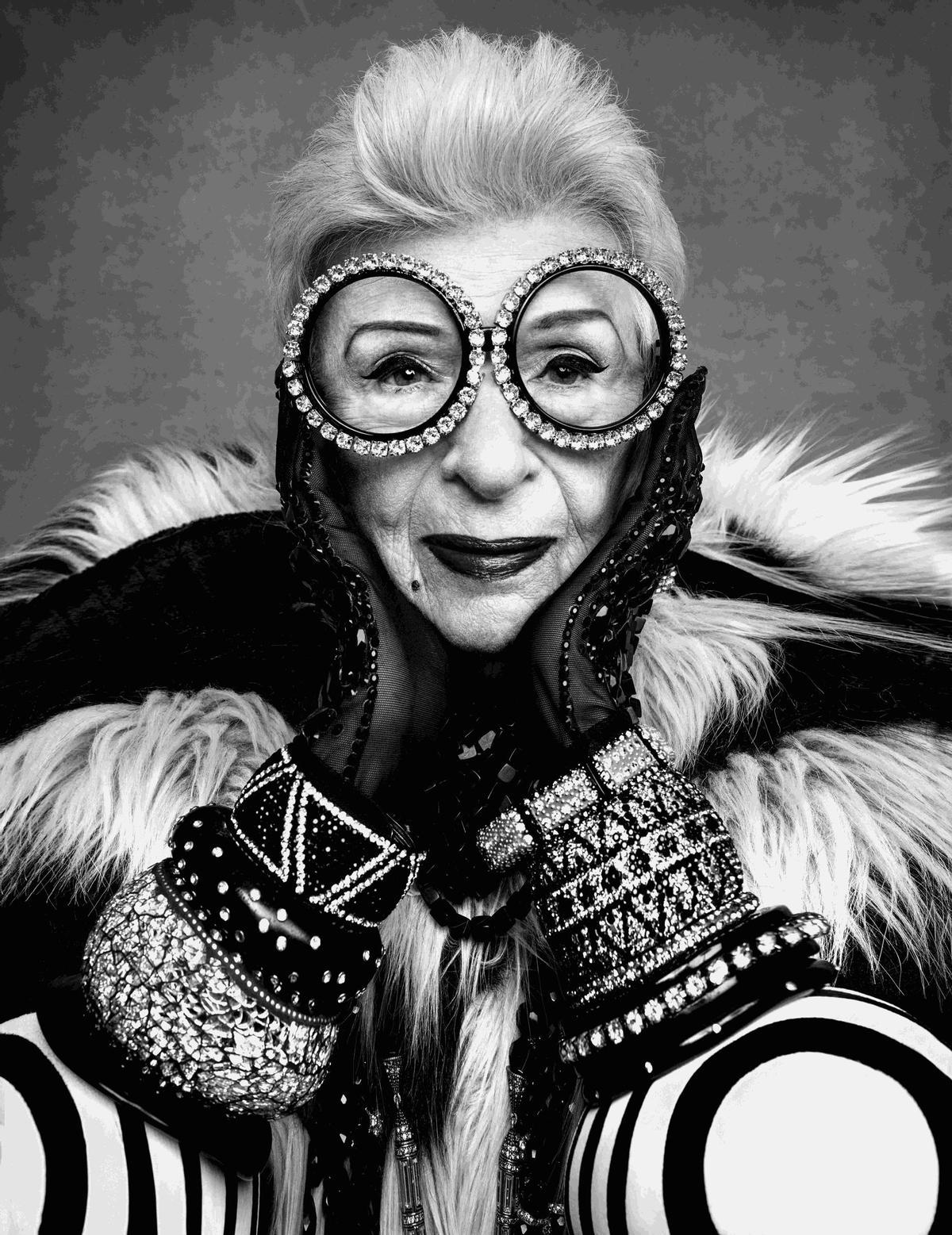 La 'influencer' aprovechó su mala visión para presumir de estilo y de gafas. Hasta sacó una colección al cumplir los 100.
