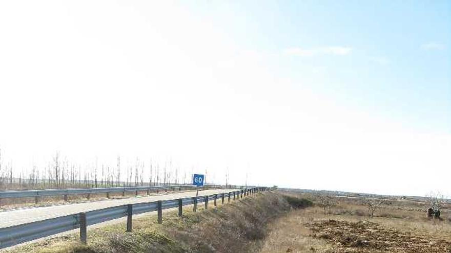 Aspecto que presentaba ayer la carretera entre Santibáñez y Brime de Sog