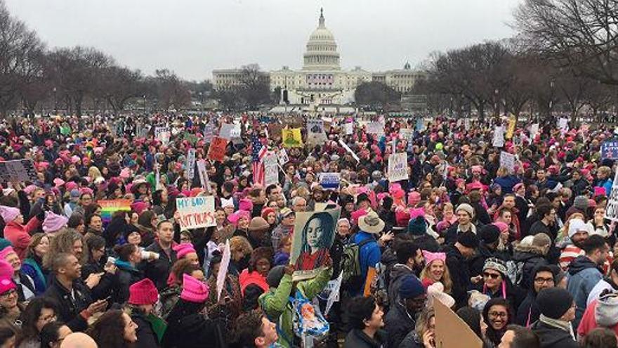 Miles de mujeres marchan en Washington en protesta contra el presidente Trump