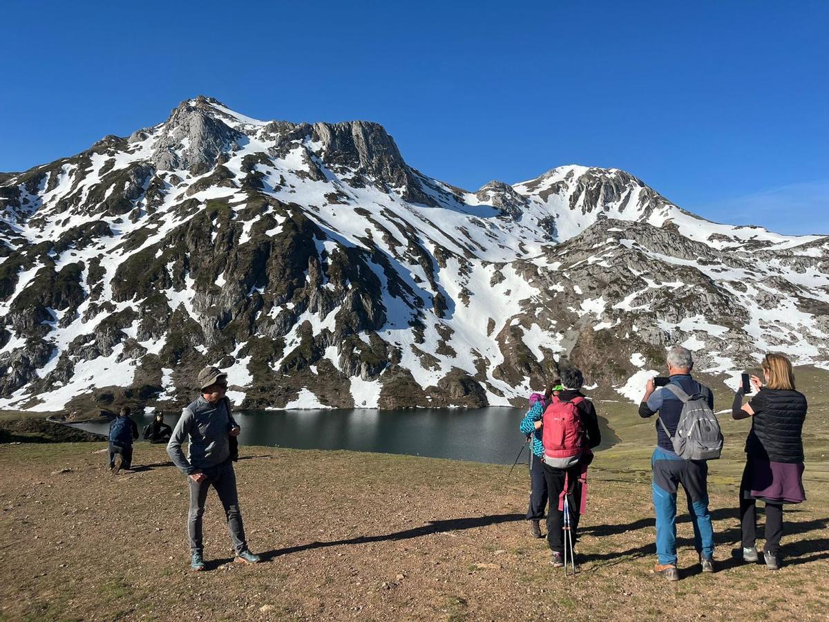 Visitantes en los lagos de Somiedo, esta Semana Santa.
