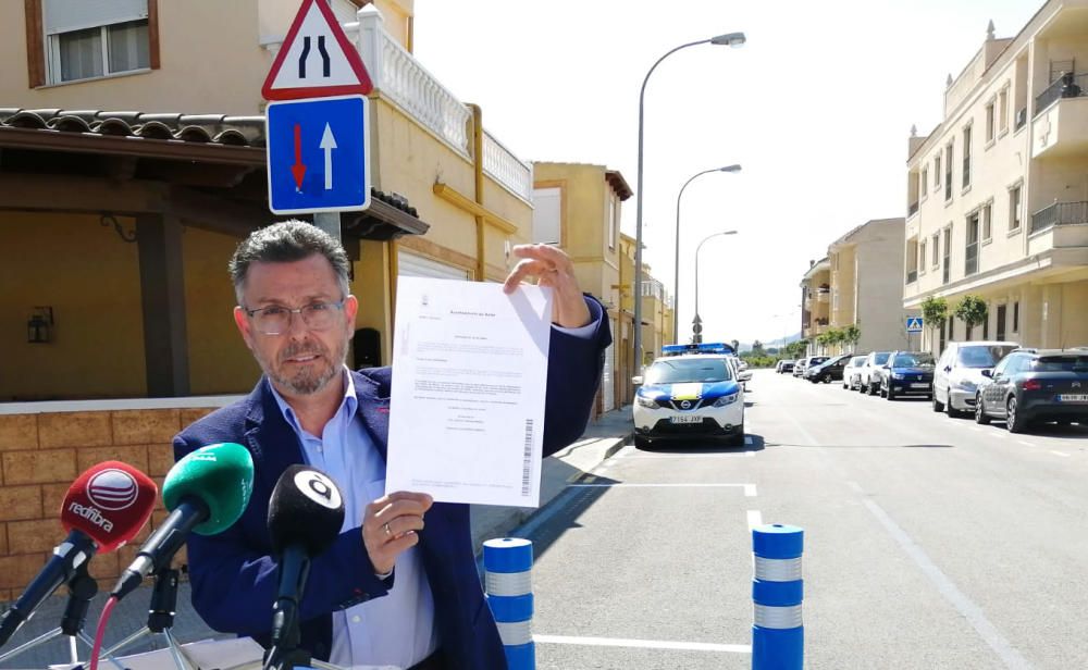 El alcalde de Rafal y diputado autonómico, Manuel Pineda ha repintado parte de la señalización horizontal de la calle Infanta Cristina para denunciar públicamente la "invasión" de Orihuela de ese vial