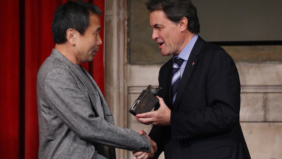 El 'president' Mas entrega el Premi Catalunya a Murakami.