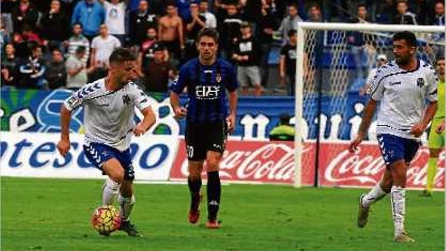 Omar Perdomo (Tenerife), contrala la pilota amb Sobrino en segon temre en el duel de la primera volta.