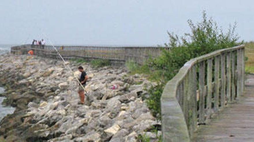 La senda costera en las inmediaciones de la playa de Rodiles.