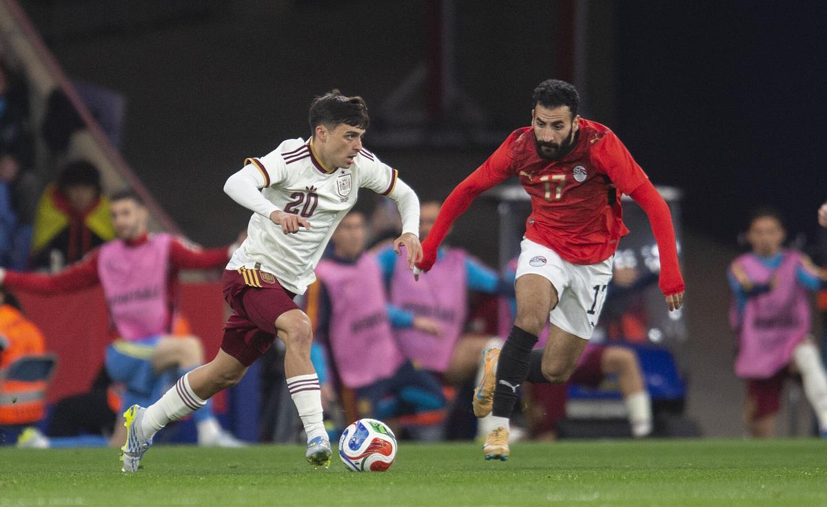Pedri conduce el balón en el RCDE Stadium durante el partido amistoso entre las selecciones de España y Egipto. Fotografía de Jordi Cotrina