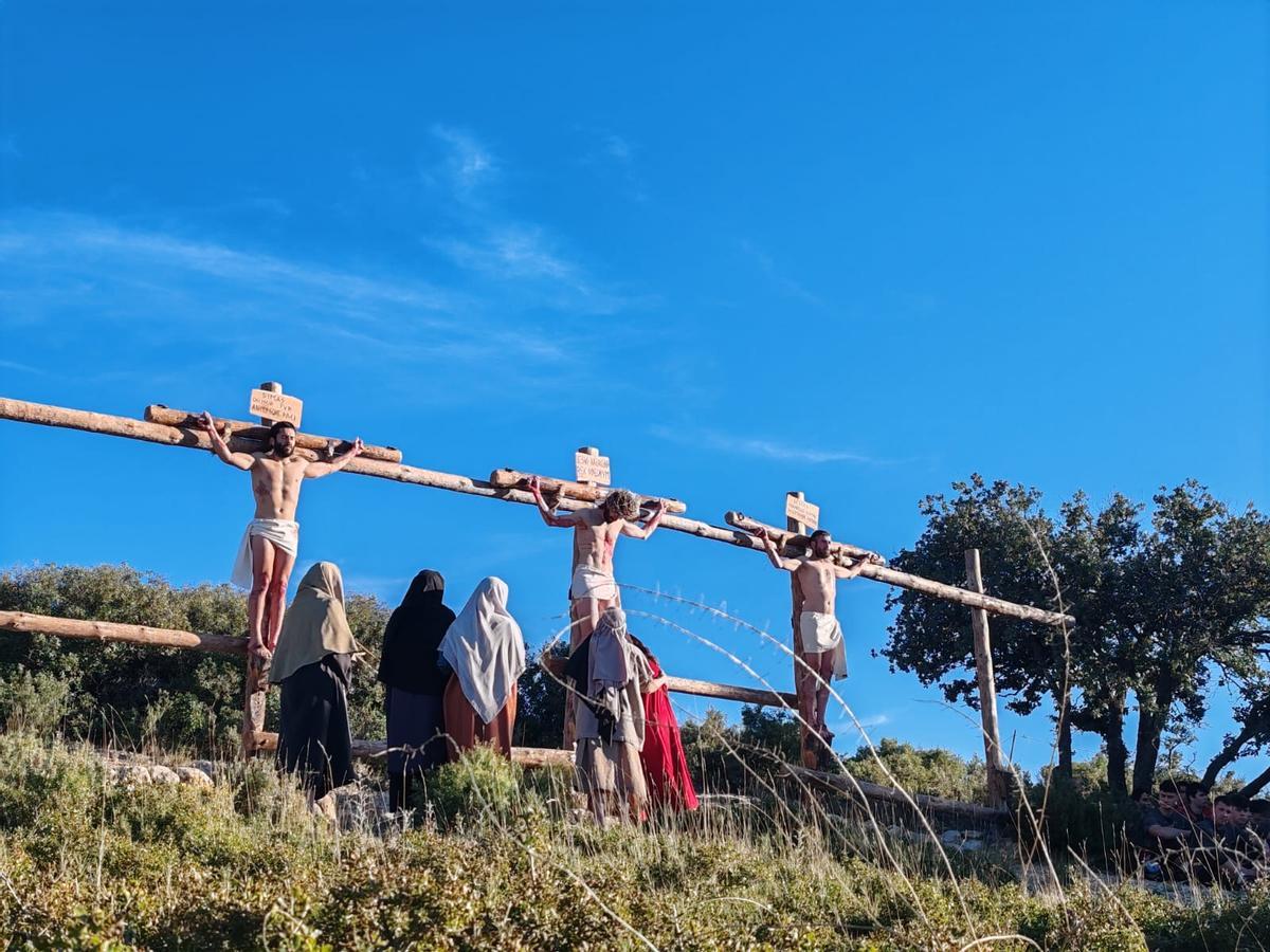 En imágenes | El Drama de la Cruz de Alcorisa conmueve con una puesta en escena más espectacular en el Monte Calvario