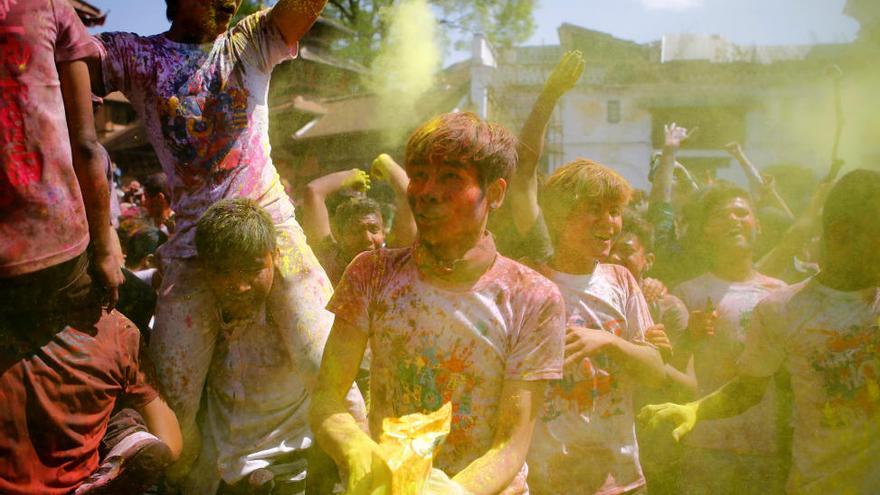 Explosión de color en el festival Holi en India y Nepal
