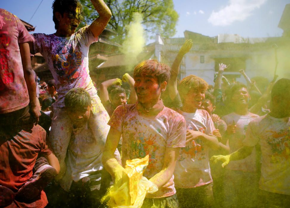 Explosión de color en el festival Holi en Katmandú, Nepal.