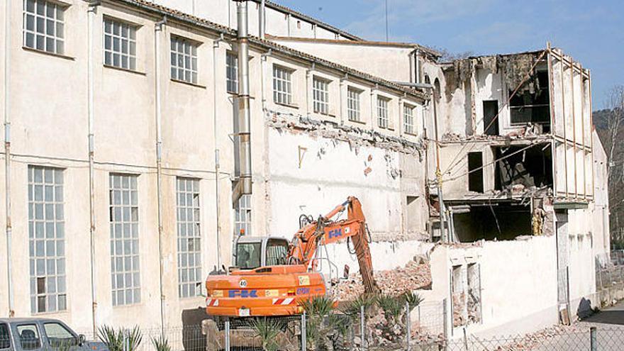 Enderroc de l'edifici adjacent al de la Vapor de la Burés.