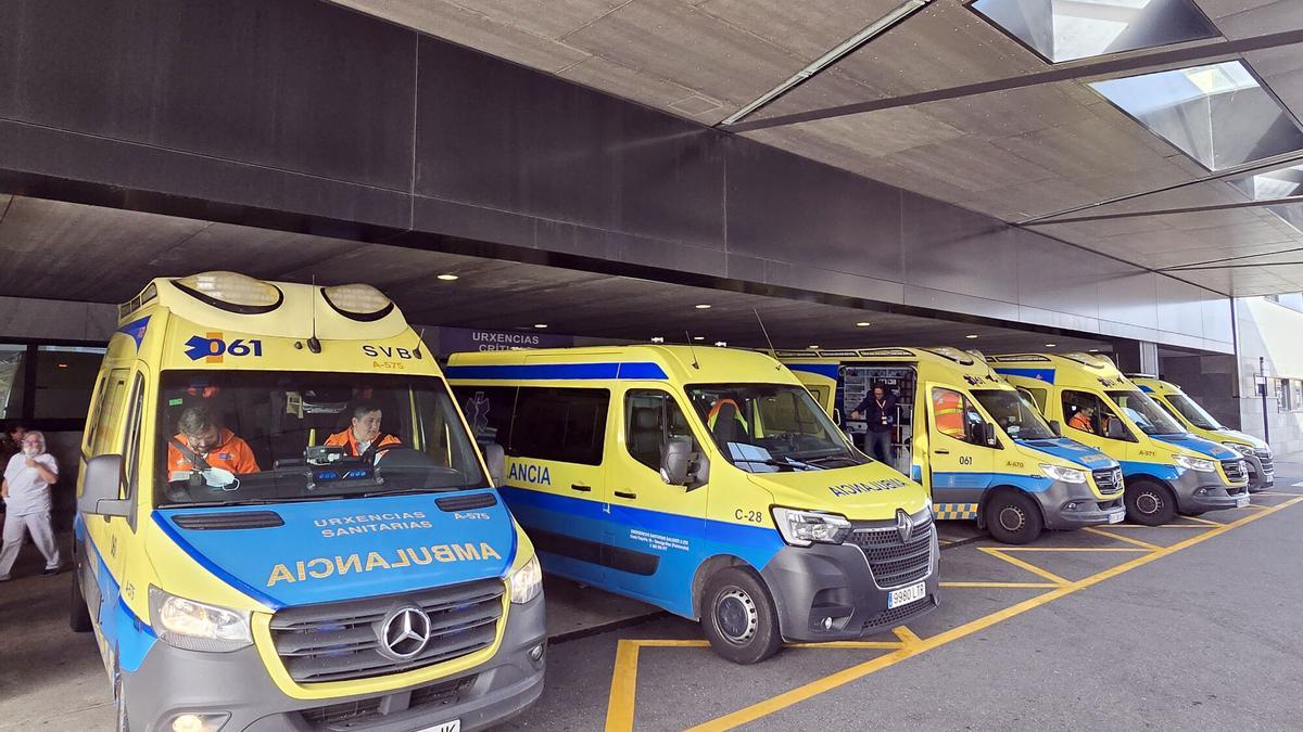 Ambulancias en el Servicio de Urgencias del Hospital Álvaro Cunqueiro, en Vigo.