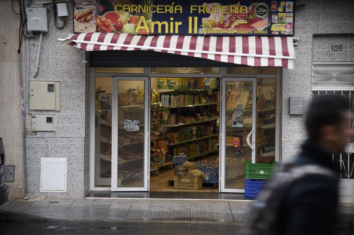 Tiendas regentadas por población magrebí en un barrio de la ciudad de Cartagena.