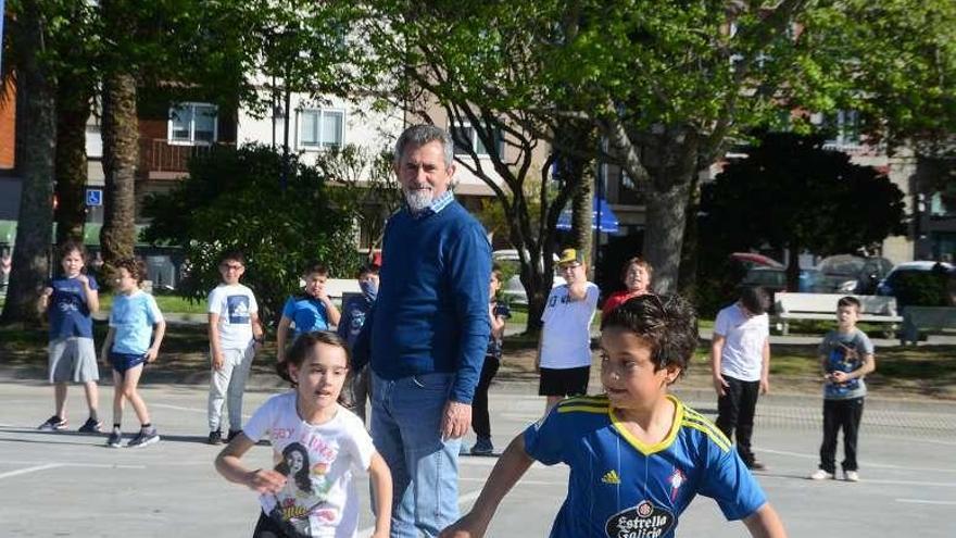 Algunos alumnos jugando al pañuelo en la Alameda Nova. // G.N.