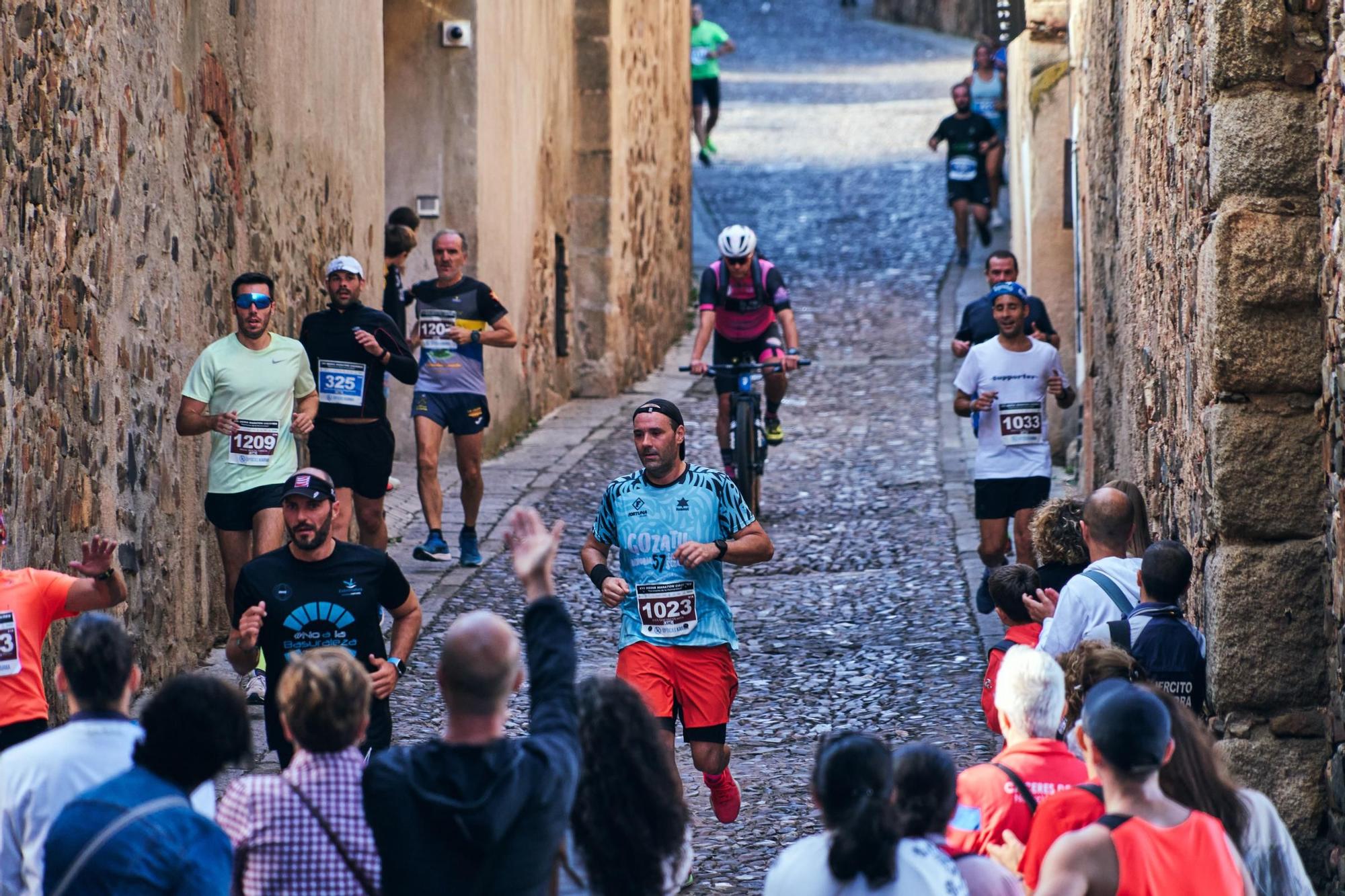 GALERÍA | Mil 'runners' corren la media maratón de Cáceres