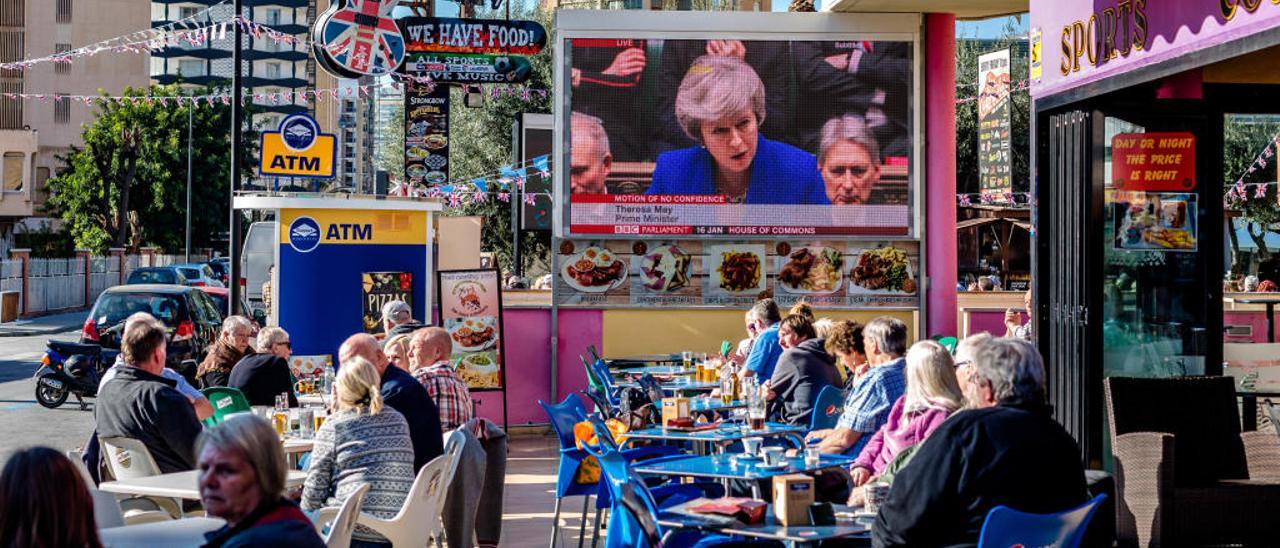 Algunos ingleses en una terraza el pasado mes de enero siguiendo la sesión del Parlamento del Reino Unido.