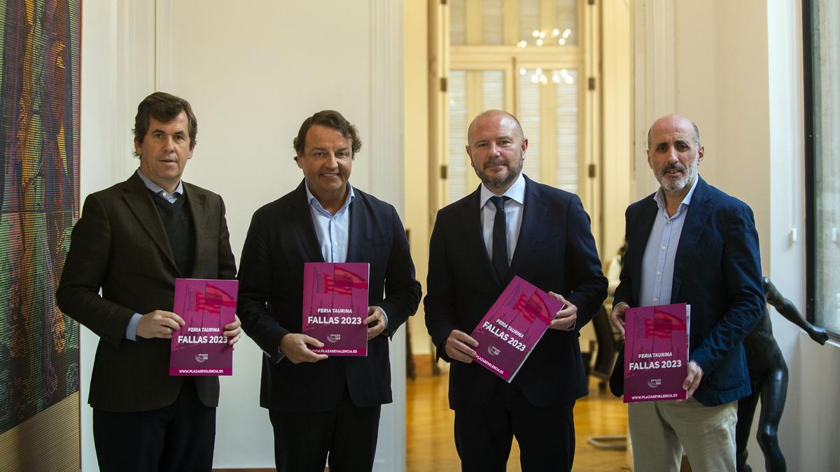 García Garrido y Zabala de Serna entregan los carteles de la Feria de Fallas 2023 en la Diputación de València