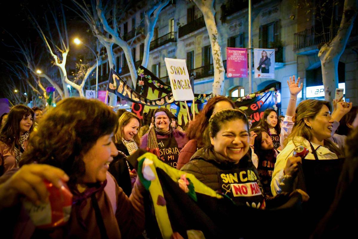 Miles de mujeres se manifiestan en Barcelona por el 8M | FOTOS