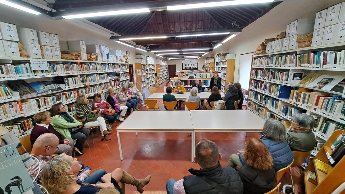 Momento del homenaje realizado por el club de lectura de Garachico a Evelia Suárez