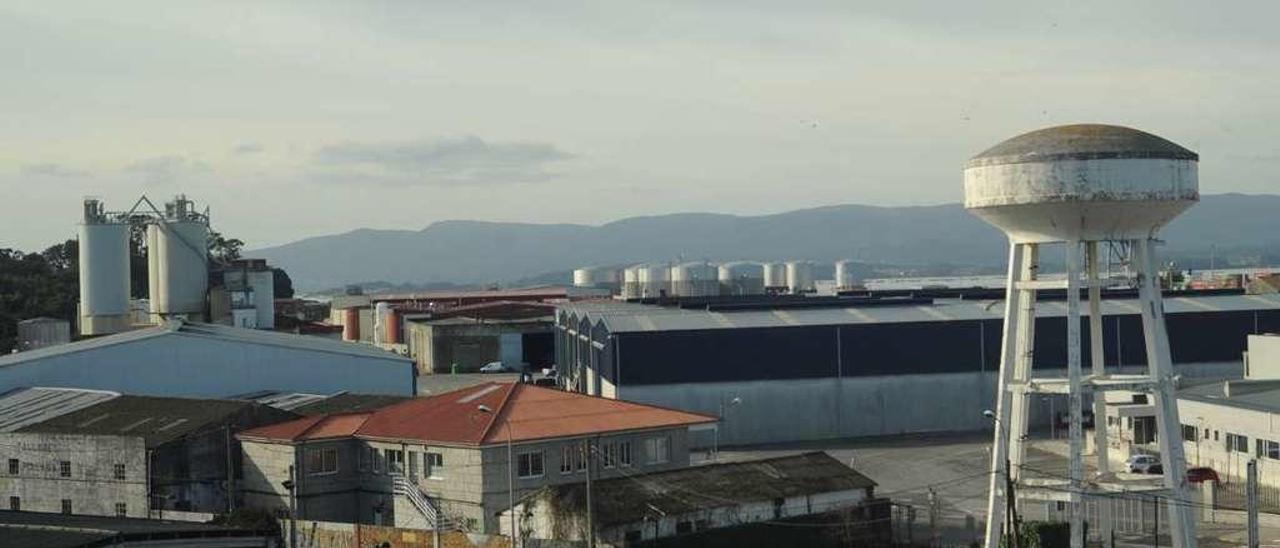 Una vista del Puerto de Vilagarcía donde se concentra la actividad comercial e industrial. // Iñaki Abella
