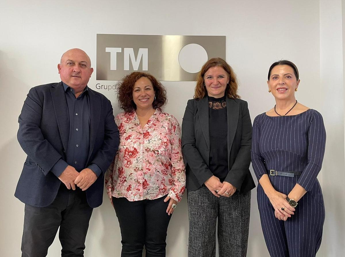 Representantes de TM Grupo Inmobiliario y la fundación Vicente Ferrer.