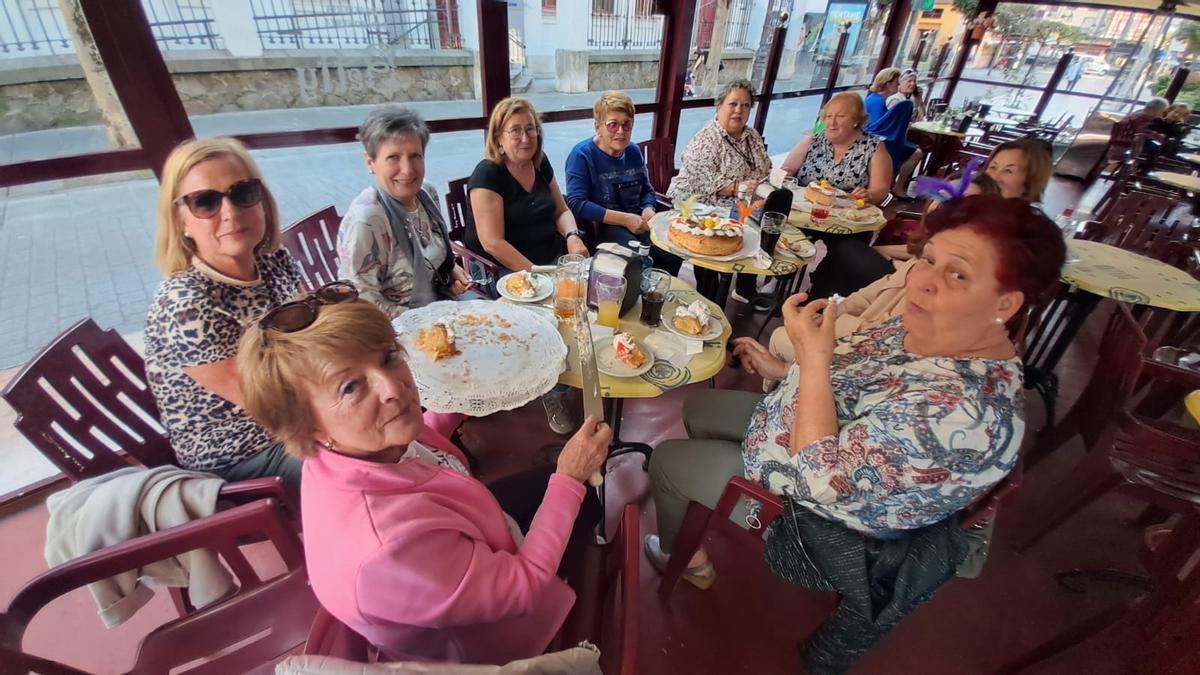 Un grupo de amigas, celebrando el regreso de la luz con pasteles en Sama.