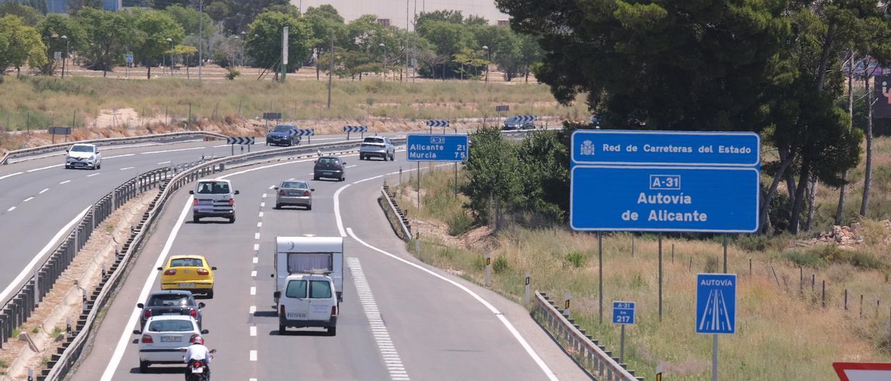 Vehículos circulando por la A-31, una de las autovías con mayor densidad de tráfico de la provincia de Alicante.
